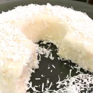 Bolo de Tapioca com calda de 4 Leite